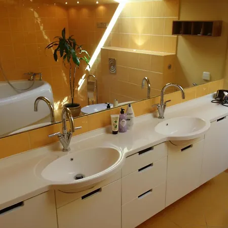 Villa Evergreen Near The City Center With Private Garden, Hot Tub, Garage Parking, Patio