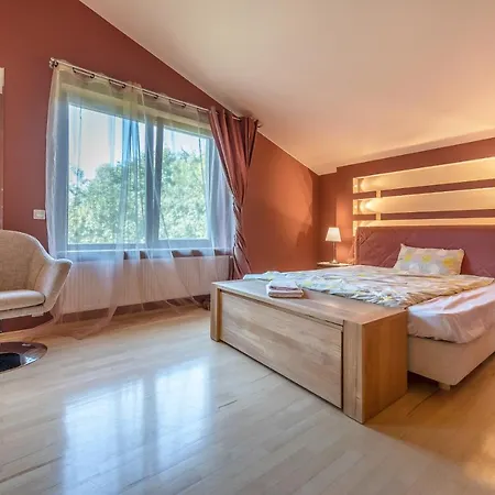 Villa Evergreen Near The City Center With Private Garden, Hot Tub, Garage Parking, Patio Villa