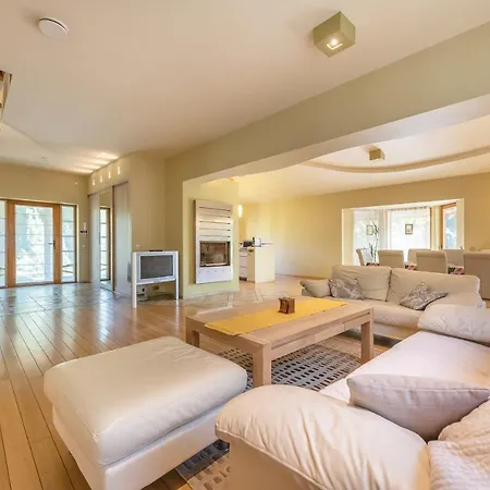 Villa Evergreen Near The City Center With Private Garden, Hot Tub, Garage Parking, Patio *