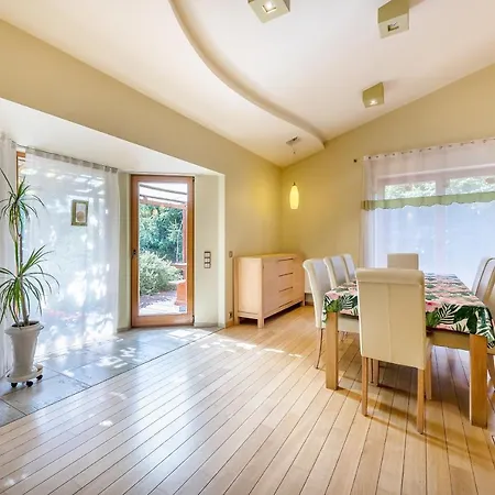 Villa Evergreen Near The City Center With Private Garden, Hot Tub, Garage Parking, Patio